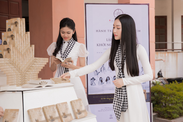 “Nàng thơ xứ Huế” Ngọc Trân đẹp ngọt ngào khi ký tặng sách - 2