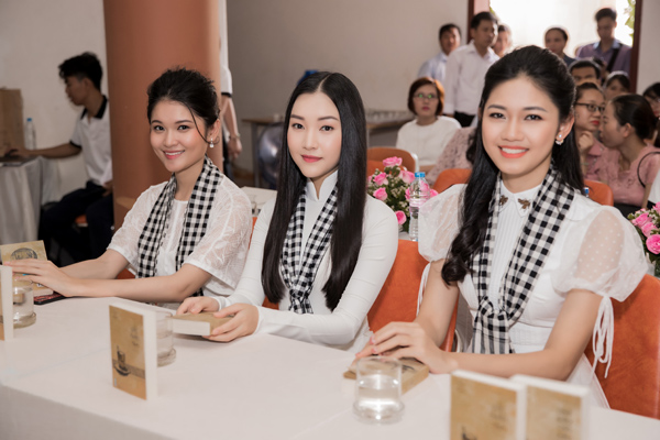 “Nàng thơ xứ Huế” Ngọc Trân đẹp ngọt ngào khi ký tặng sách - 3