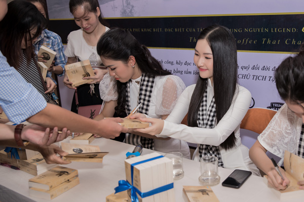 “Nàng thơ xứ Huế” Ngọc Trân đẹp ngọt ngào khi ký tặng sách - 4