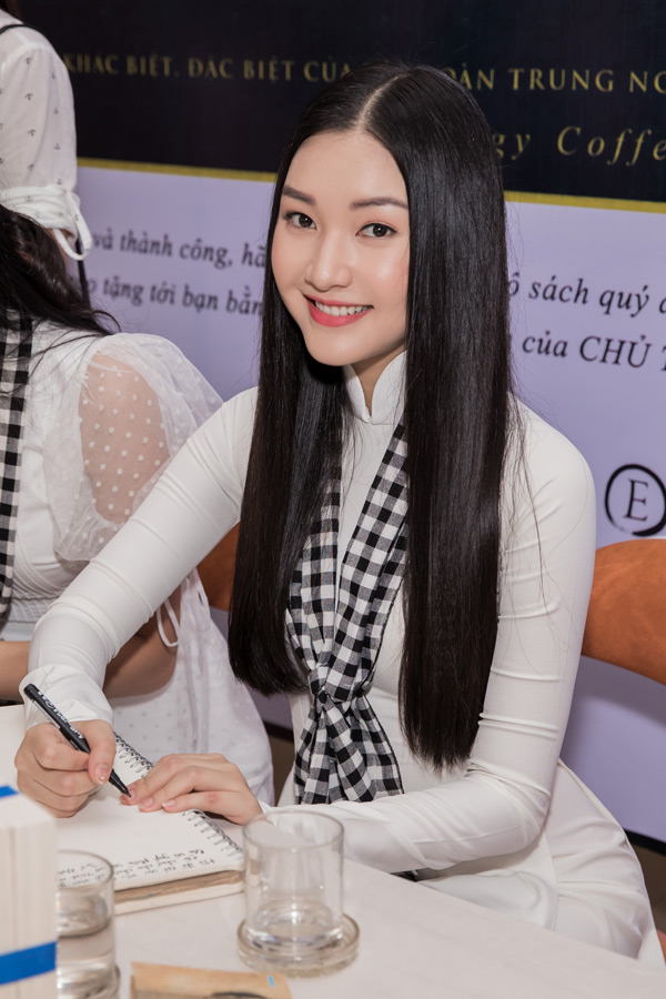 “Nàng thơ xứ Huế” Ngọc Trân đẹp ngọt ngào khi ký tặng sách - 5