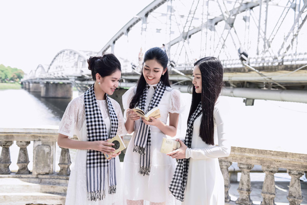 “Nàng thơ xứ Huế” Ngọc Trân đẹp ngọt ngào khi ký tặng sách - 7