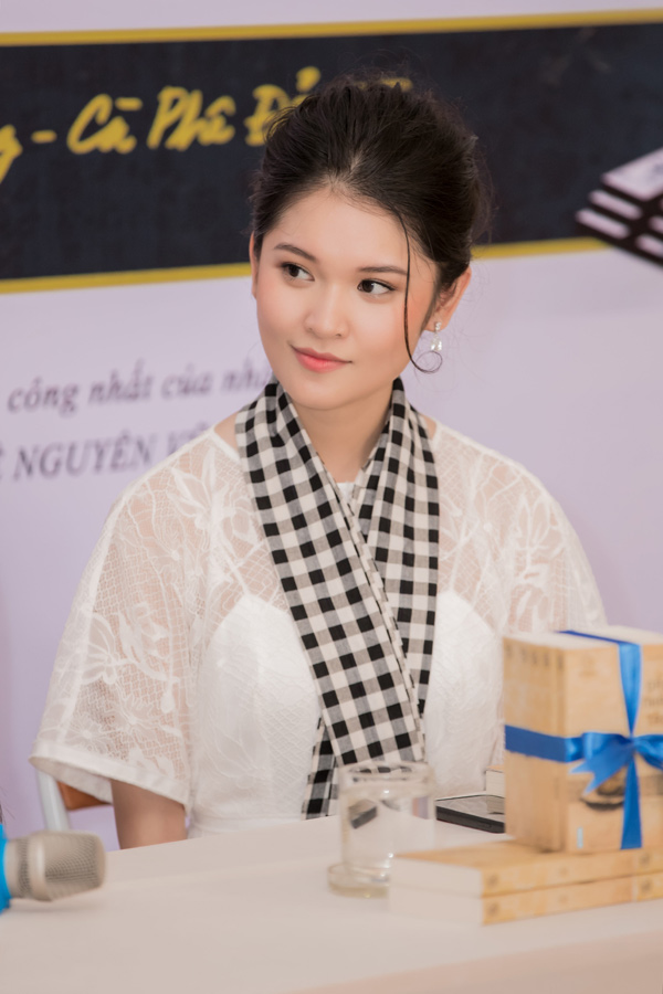 “Nàng thơ xứ Huế” Ngọc Trân đẹp ngọt ngào khi ký tặng sách - 6