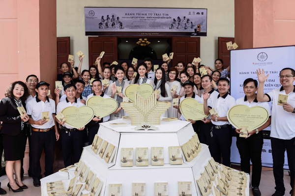 “Nàng thơ xứ Huế” Ngọc Trân đẹp ngọt ngào khi ký tặng sách - 10