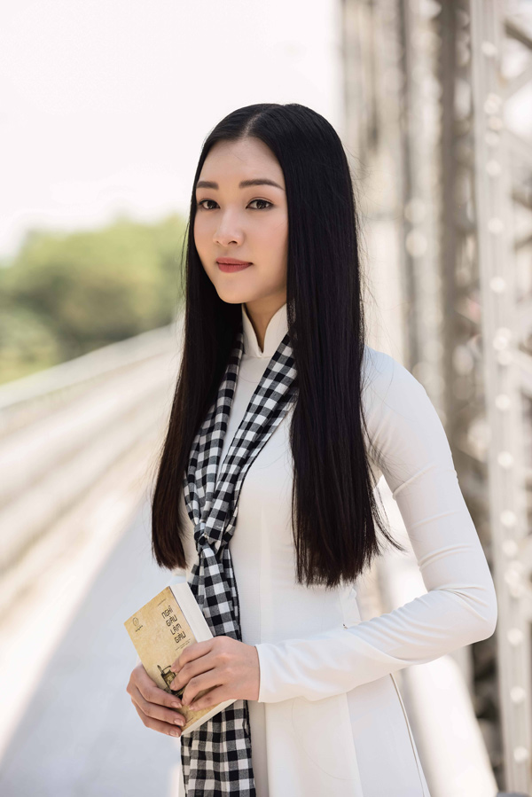 “Nàng thơ xứ Huế” Ngọc Trân đẹp ngọt ngào khi ký tặng sách - 9