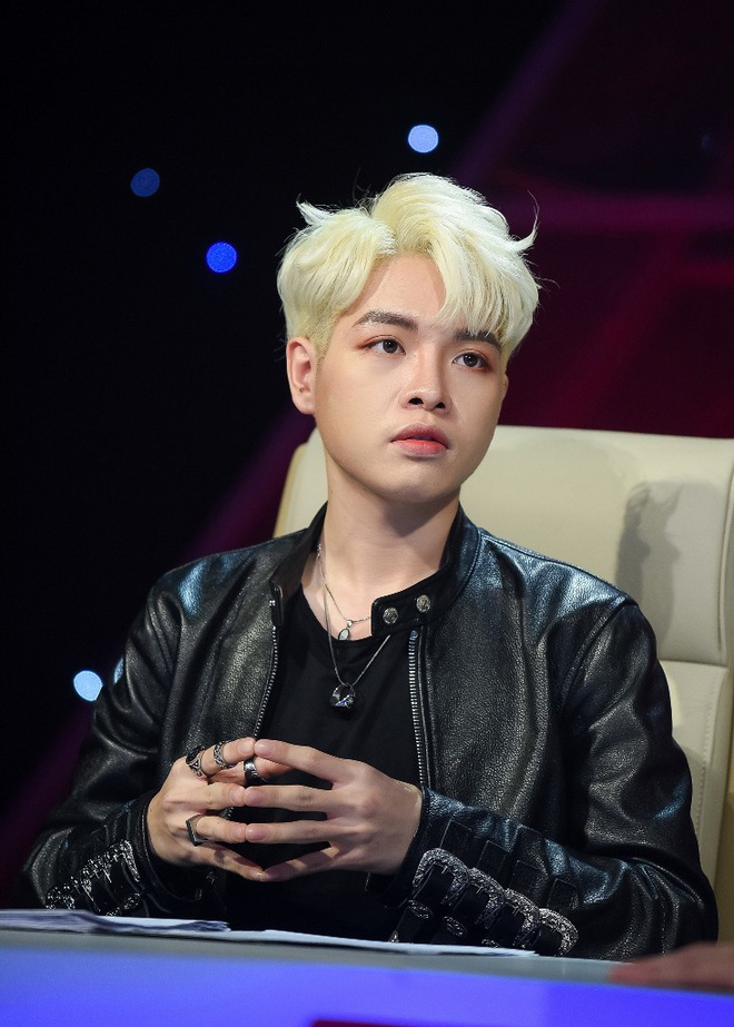 Đức Phúc lên tiếng khi bị chụp ảnh hôn vũ công ở phố đi bộ - 2