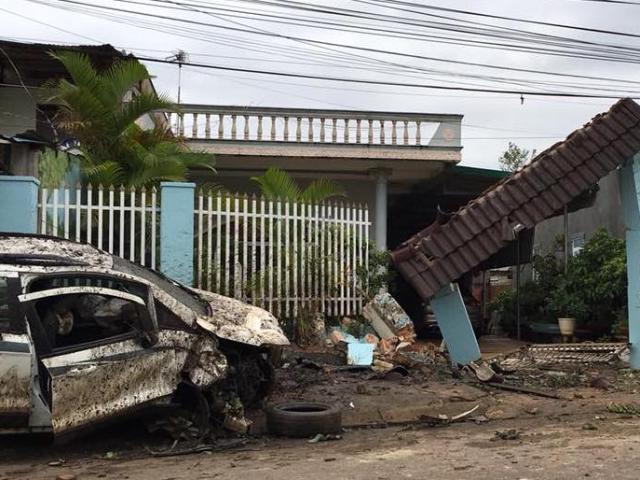 Tin tức trong ngày - Xế hộp lấm lem, bẹp dúm sau cú tông sập cổng nhà dân