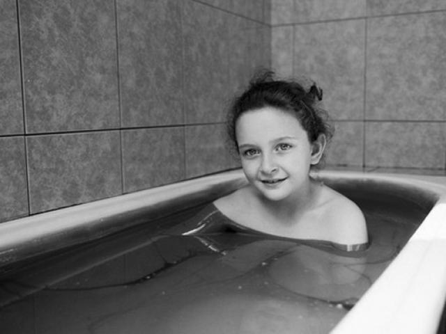 Sức khỏe đời sống - Tắm trong dầu thô để làm đẹp và trị bệnh