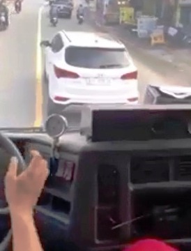 Clip xe cứu hỏa bấm còi, bật đèn ưu tiên, ô tô 7 chỗ “giả điếc”, dân mạng nổi nóng - 1