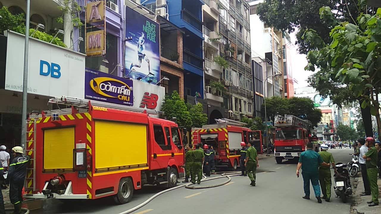 TP.HCM: Cháy quán cơm tấm Cali, khách hốt hoảng tháo chạy - 2