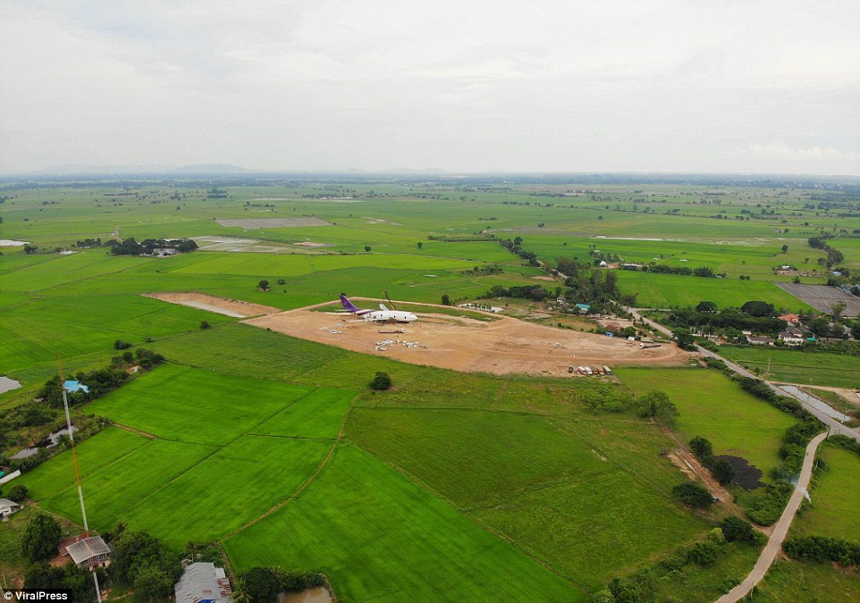 Thái Lan: Tỉnh dậy sau một đêm, ngỡ ngàng thấy Boeing 747 trên cánh đồng - 2