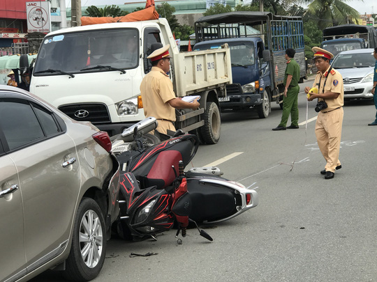 Bé trai 5 tuổi bơ vơ khi mẹ và chị tử vong do TNGT - 1