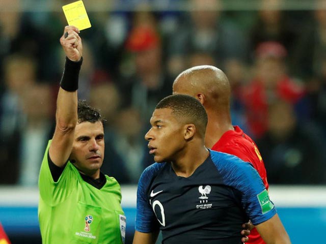 Mbappe câu giờ: Thần đồng hóa “tiểu quỷ”, đối thủ nóng mặt, triệu fan giận dữ