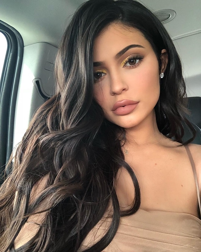 Kylie Jenner giã từ đôi môi dày thành thương hiệu