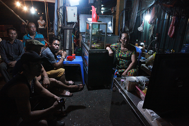 Dân lao động chợ đêm Long Biên xem World Cup qua thiết bị đặc biệt này - 3