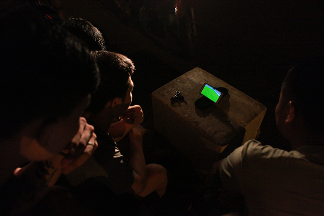 Dân lao động chợ đêm Long Biên xem World Cup qua thiết bị đặc biệt này - 2