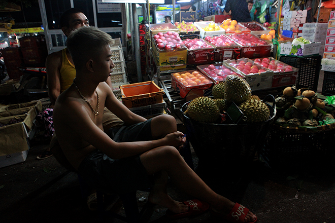 Dân lao động chợ đêm Long Biên xem World Cup qua thiết bị đặc biệt này - 5