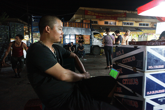 Dân lao động chợ đêm Long Biên xem World Cup qua thiết bị đặc biệt này - 6