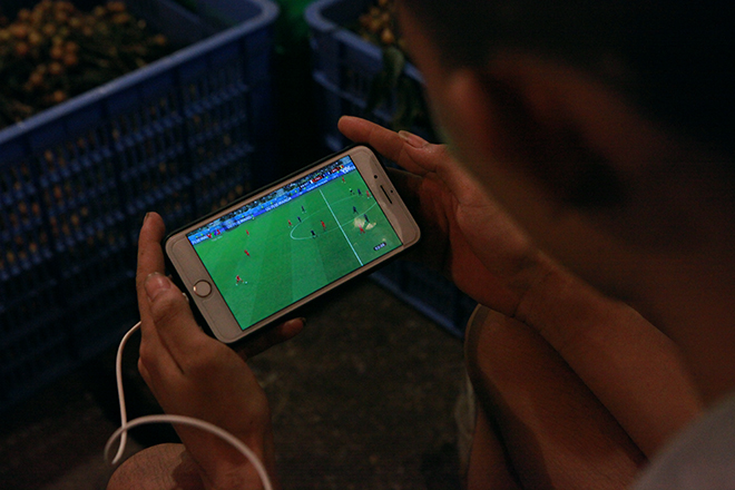 Dân lao động chợ đêm Long Biên xem World Cup qua thiết bị đặc biệt này - 7