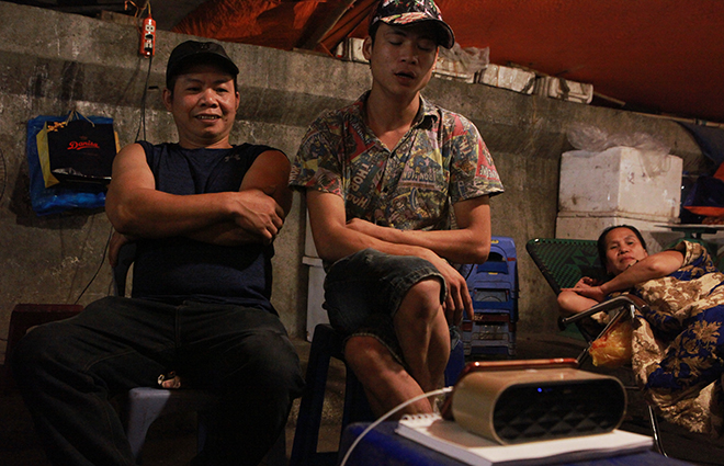 Dân lao động chợ đêm Long Biên xem World Cup qua thiết bị đặc biệt này - 8