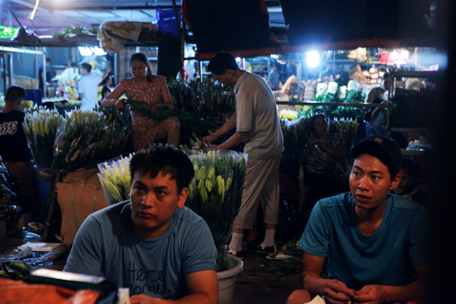 Dân lao động chợ đêm Long Biên xem World Cup qua thiết bị đặc biệt này - 12