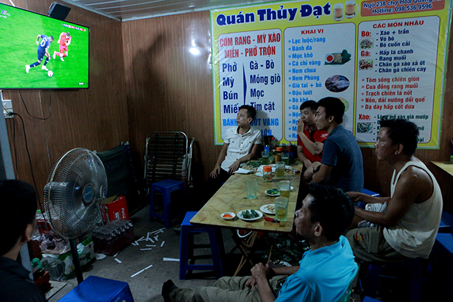 Dân lao động chợ đêm Long Biên xem World Cup qua thiết bị đặc biệt này - 17