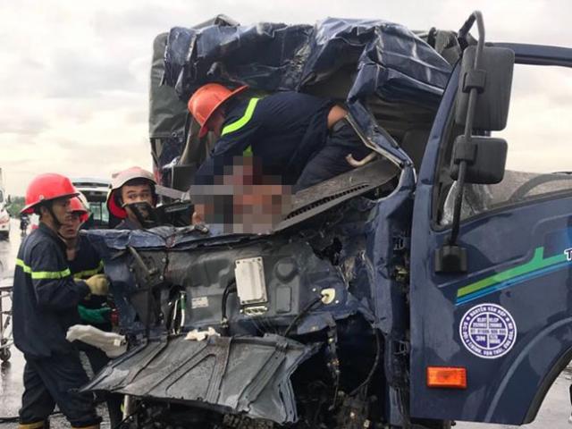 Tin tức trong ngày - Ám ảnh: Chiếc xe bị vò nát sau vụ tai nạn 3 người thương vong