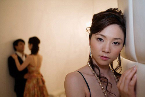 Điệp khúc "em không muốn làm kẻ thứ ba, nhưng lại không đành lòng rời xa" khiến người hờn kẻ giận - 2