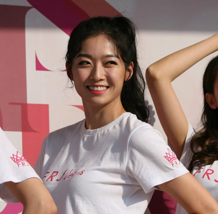 Tân Hoa hậu Hàn Quốc bị dân mạng "ném đá" dáng xấu, mặt thô - 4