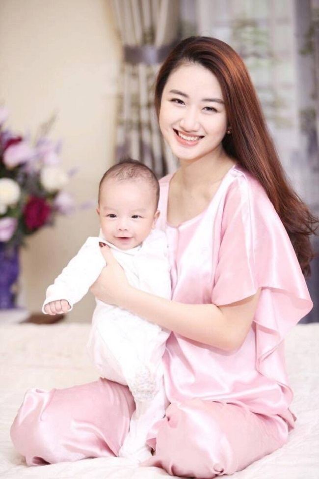 2. Hoa hậu Thu Ngân: Không lộ ảnh bầu bí, người đẹp gây bất ngờ khi khoe ảnh con trai. Cô giảm 12kg sau 2 tháng sinh con cho đại gia.