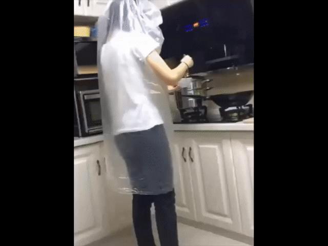 Video Clip Cười - Sốc với vợ "đảm" vào bếp nấu ăn cho chồng xem World Cup