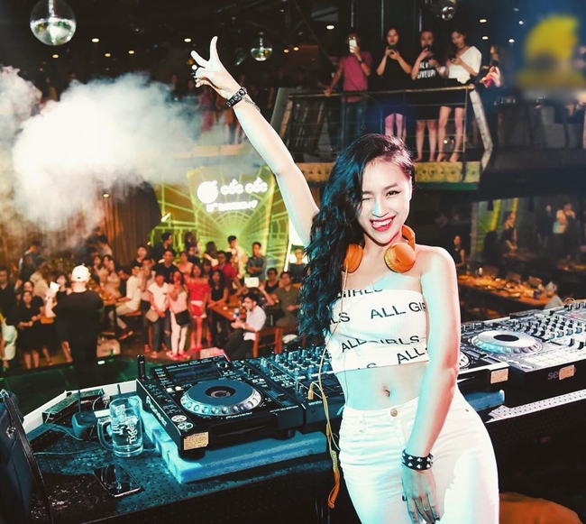 DJ Tít tên thật là Trần Thị Thủy Tiên, cô được khán giả nhắc đến như một cô “phù thủy” âm nhạc nổi tiếng ở Hà Nội.