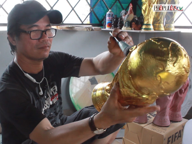 Tin tức trong ngày - Cận cảnh quy trình làm cúp vàng FIFA World Cup 2018 ở TP.HCM