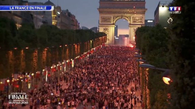 Pháp vào chung kết World Cup: Paris ngập biển người, nổ tung pháo sáng - 9