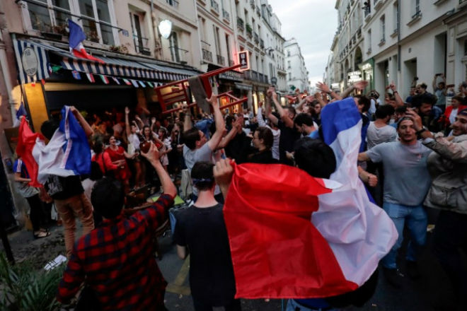 Pháp vào chung kết World Cup: Paris ngập biển người, nổ tung pháo sáng - 4