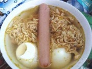Coi chừng nhìn nhầm (10): Cười khúc khích vì nhìn xúc xích