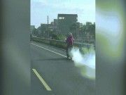 Tin tức trong ngày - Ninja Lead phi điên cuồng, phả khói mù mịt trên cao tốc
