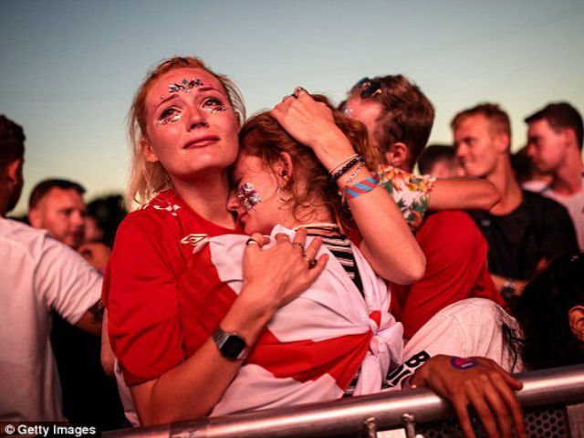 Ấn tượng World Cup 12/7: Mandzukic đè phóng viên, hot girl Anh ôm nhau khóc