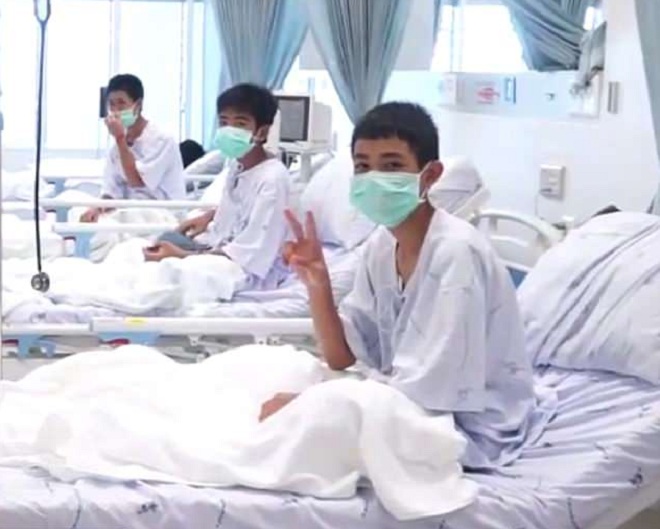 Video: Đội bóng Thái Lan đeo khẩu trang cười, bố mẹ đứng ngoài khóc - 1