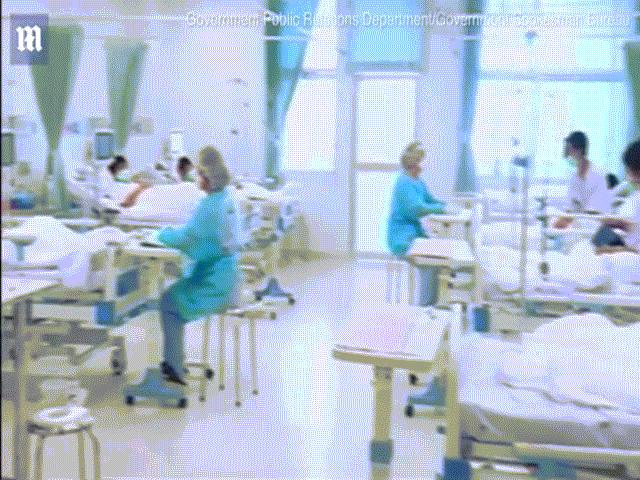 Video: Đội bóng Thái Lan đeo khẩu trang cười, bố mẹ đứng ngoài khóc