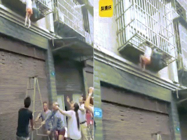 Thế giới - TQ: Bố mẹ chơi bài, con kẹt đầu lủng lẳng ngoài cửa sổ