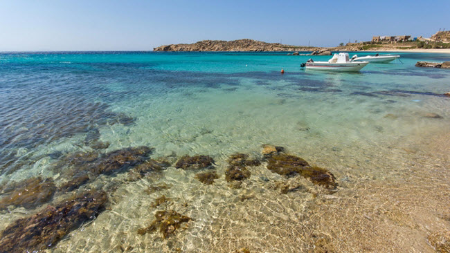 Paranga Beach, Hi Lạp: Nằm trên hòn đảo Mykonos, bãi biển Paranga Beach gây ấn tượng với nước trong như pha lê, vách núi dựng đứng và khu nghỉ dưỡng sang trọng cùng bến du thuyền.