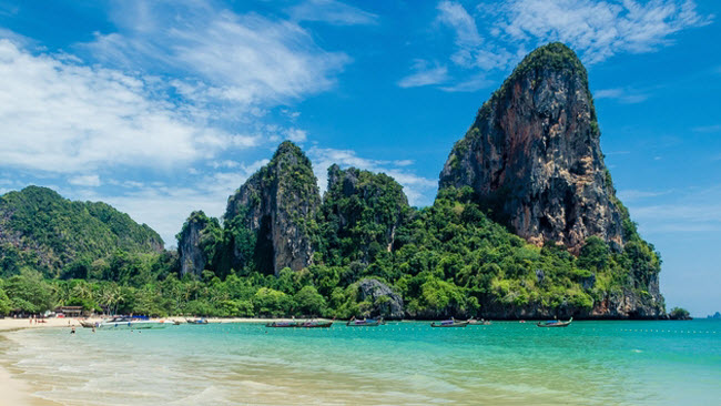 Railay Beach, Thái Lan: Nằm gần tỉnh Krabi, bãi biển này chỉ có thể tiếp cận bằng tàu do các vách núi đá vôi ngăn cách nơi đây với thế giới bên ngoài. Tại đây, du khách cớ thể tìm thấy các ngọn núi cao, cát trắng mịn và nước trong vắt.
