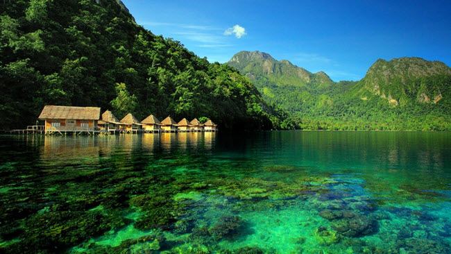 Ora Beach, Indonesia: Bãi biển này là một thiên đường trước biển với các nhà sàn trên mặt nước, phong cảnh núi đẹp và nước trong vắt cùng cây xanh ở khắp mọi nơi. Du khách tới đây có cảm giác như ở Maldives hay Bora Bora, nhưng chi phí rẻ bằng một nửa.