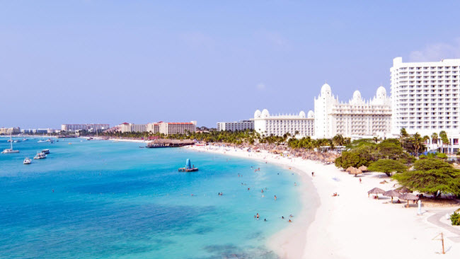 Palm Beach, Aruba: Bãi biển này có nhiều khách sạn và casino sang trọng, nhưng những người yêu biển chắc chắn sẽ hài lòng với nước trong xanh đến mức khó tin ở đây. Bạn có thể tham gia lặn ống thở, bơi hay thư giãn trên bãi cát trắng muốt.