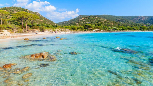 Palombaggia Beach, Pháp: Bãi biển gây ấn tượng với mọi người với bãi cát trắng được bao quanh bởi cây xanh và những khối đá khổng lồ.