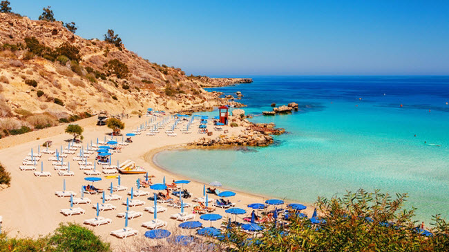 Nissi Beach, Đảo Síp: Bãi biển Nissi Beach giúp du khách có cảm giác thời gian như dừng lại vì nước biển trong và phẳng lặng trong khi khung cảnh xung quanh rất yên tĩnh và vắng vẻ.