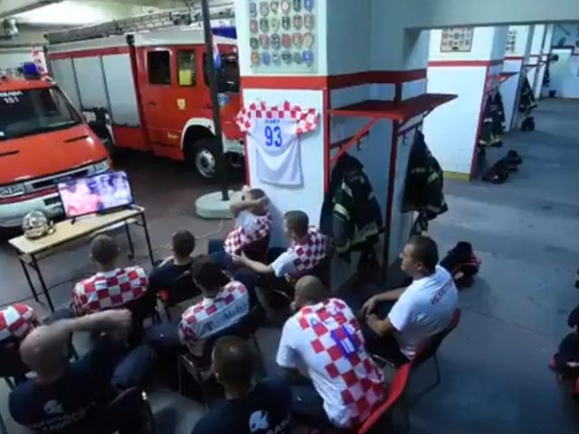 Lính cứu hỏa Croatia vội đi chữa cháy dù đang xem đội nhà đá luân lưu