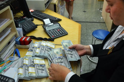 Thận trọng khi nắm giữ USD - 1