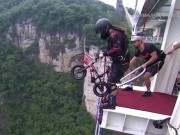 Media - Thót tim sàn nhảy Bungee trên cầu đáy kính cao nhất thế giới
