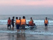 Tin tức trong ngày - 4 người bị sóng cuốn trôi khi tắm biển ở Thanh Hóa
